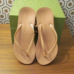 Vionic Beach thongs size 6